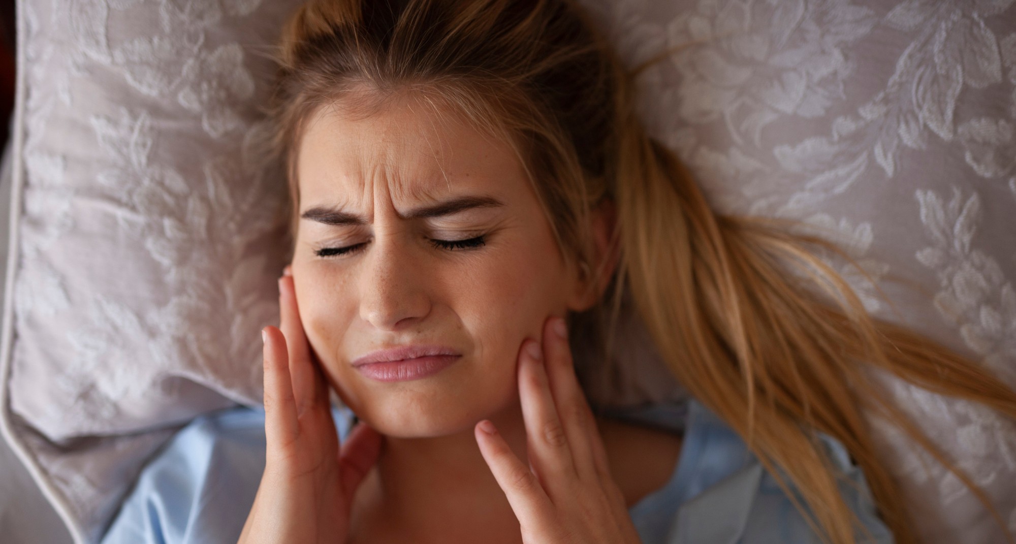 Stringo i denti di notte e li vedo consumati: qual è la terapia più indicata?