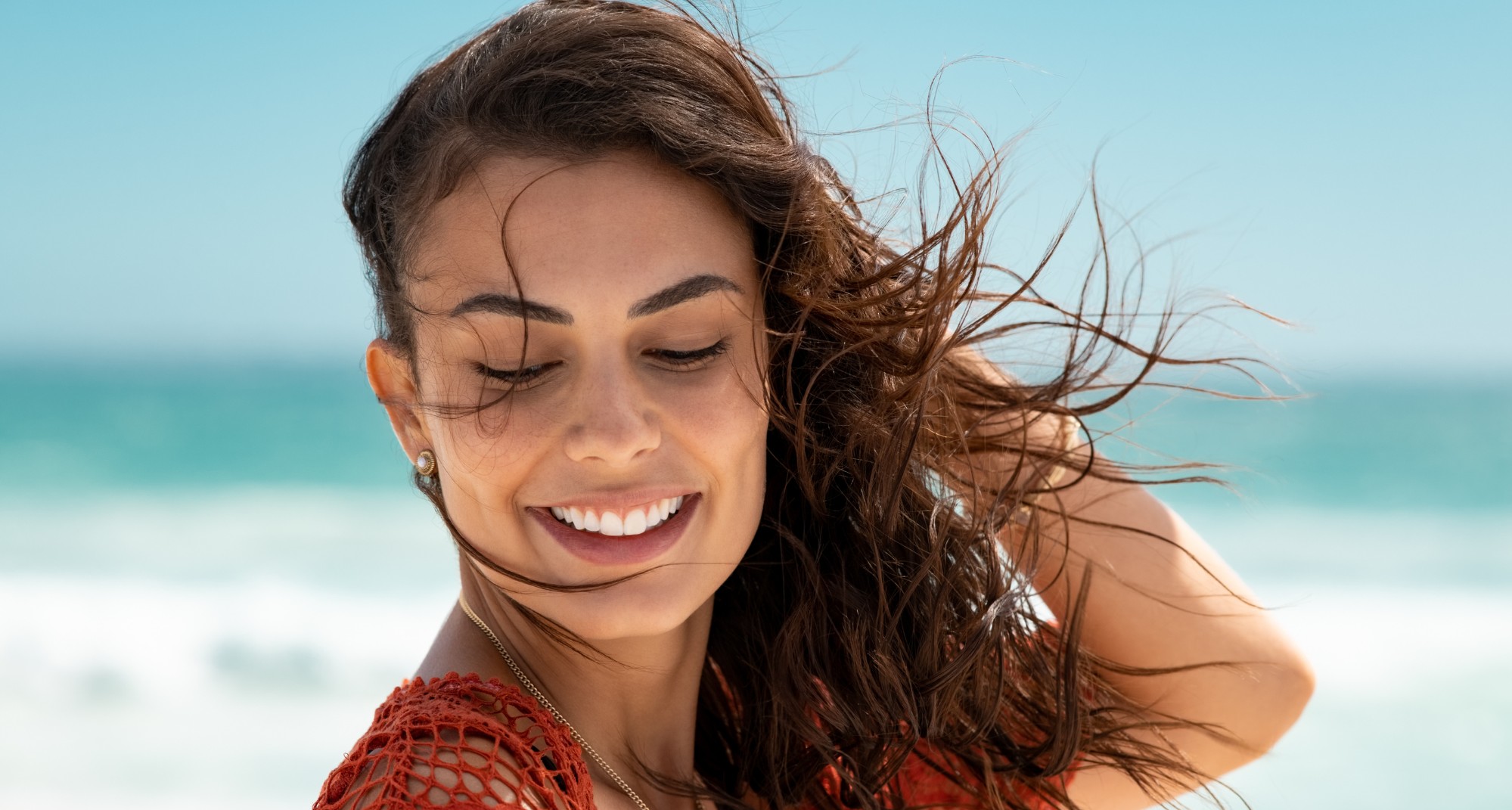 Sbiancamento dentale in estate: come funziona a casa con mascherine su misura