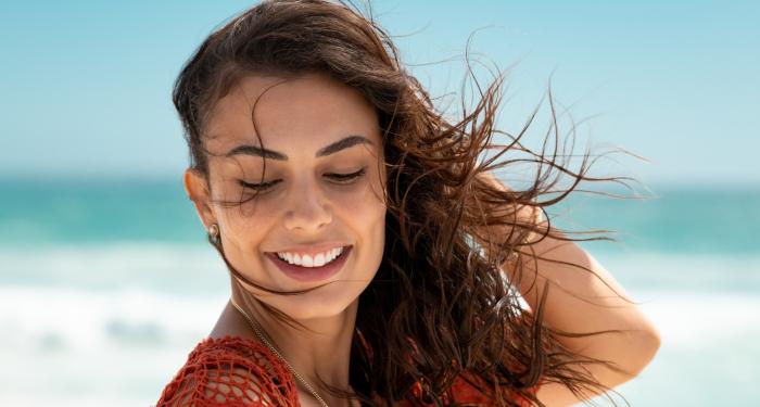 Sbiancamento dentale in estate: come funziona a casa con mascherine su misura