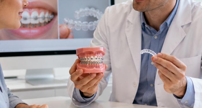 Apparecchio fisso o mascherine trasparenti: come scegliere la giusta opzione per il tuo caso?